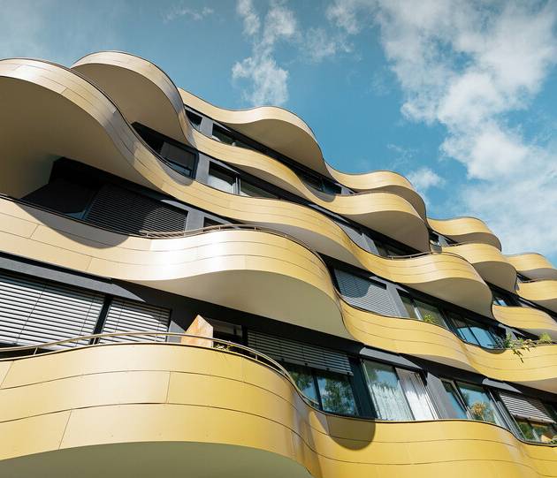 csm_Froschperspektive-Goldene-Welle-Graz-Runde-Fassade-Aluminium-Verbundplatte_cec178ac20