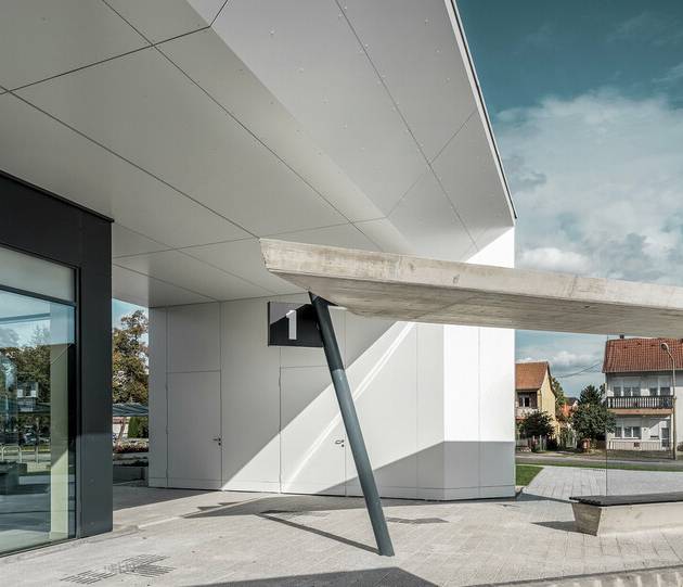 csm_PREFA-Busbahnhof-Lenti-PREFAbond-Aluminium-Verbundplatte-P10-Anthrazit-reinweiss-Eingangsbereich-Fassadengestaltung_ca1bfbe195